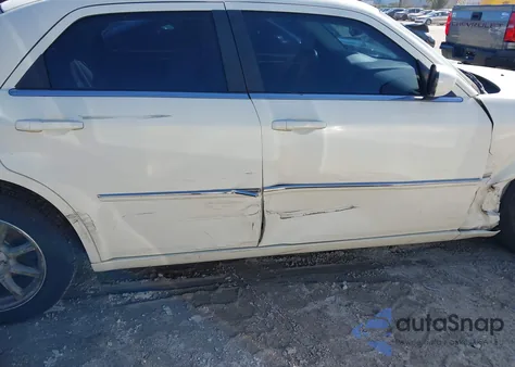 2008 Chrysler 300 Touring z USA, uszkodzony, nr VIN 2C3LA53G28H238380